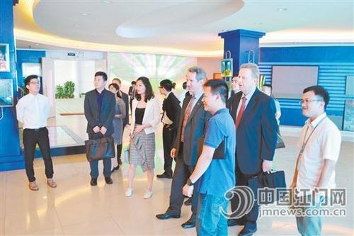中國(guó)僑網(wǎng)德國(guó)經(jīng)貿(mào)代表團(tuán)一行到訪江門市,前往中歐合作區(qū)核心區(qū)參觀考察了中歐合作創(chuàng)新中心和部分企業(yè)。