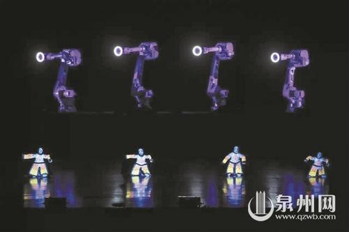 中國僑網(wǎng)熒光木偶戲與機械臂互動演出 (導演組供圖)