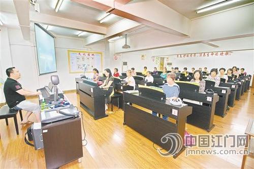 中國僑網(wǎng)江門市老干部大學(xué)的學(xué)員們正在專心上課