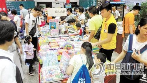 中國僑網(wǎng)今年的僑鄉(xiāng)書香節(jié)共吸引6萬人次進(jìn)場“沐浴”書香。
