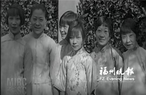 中國僑網(wǎng)6名中國女留學(xué)生身著中國旗袍(視頻截圖)。