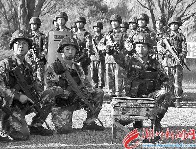 中國僑網(wǎng)楊德華(前右一)在反恐演習(xí)中部署突擊工作。 本報(bào)記者 莊園 攝