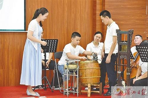 中國僑網(wǎng)圖為小學(xué)生體驗(yàn)莆仙傳統(tǒng)樂器