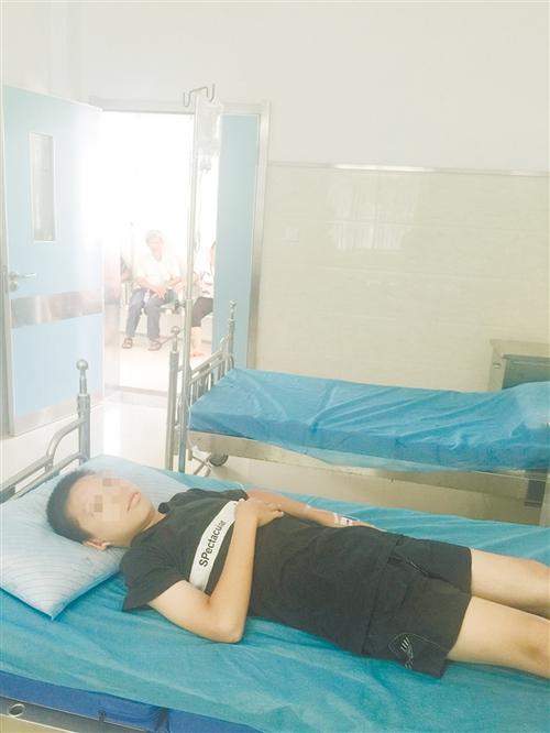 中國(guó)僑網(wǎng)得了腮腺炎的杰仔躺在病床上打針。