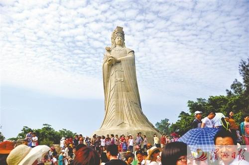 中國(guó)僑網(wǎng)圖為游客們?cè)趮屪媸裣袂傲粲啊?林春盛 攝