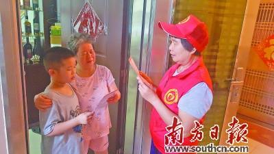 中國(guó)僑網(wǎng)志愿樓長(zhǎng)入戶宣傳文明城市創(chuàng)建工作。 朱峰 攝