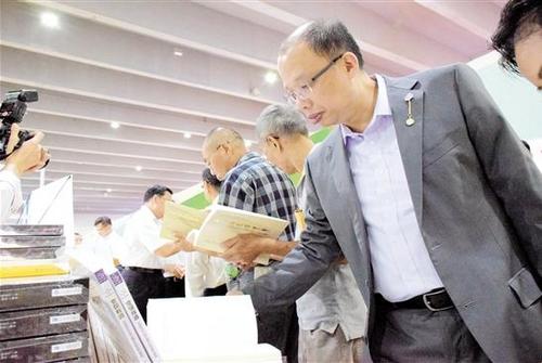 中國僑網(wǎng)《五邑僑胞耀中華》在廣州南國書香節(jié)上大受歡迎。