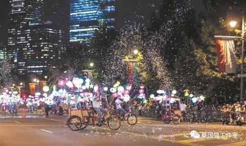 中國(guó)僑網(wǎng)市民在費(fèi)城大道上圍著燈籠狂歡
