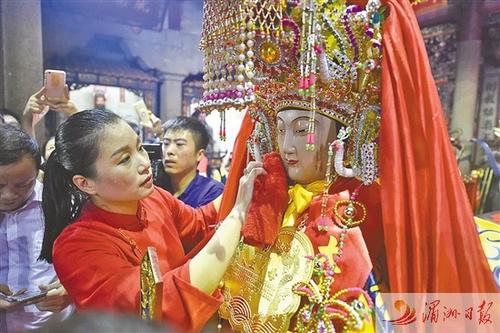 中國僑網(wǎng)圖為媽祖回到祖廟寢殿,祖廟人員為她洗塵安座。