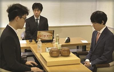 中國僑網柯潔(左)不敵井山裕太(右)