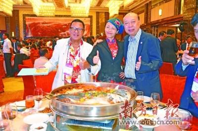 中國(guó)僑網(wǎng)第三屆世界廣府人懇親大會(huì)嘉賓點(diǎn)贊五邑大盤菜。主辦方供圖