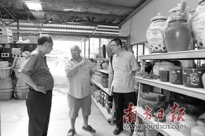 中國僑網(wǎng)李炳炎訪問馬來西亞古晉華聯(lián)陶器制造廠經(jīng)營者。