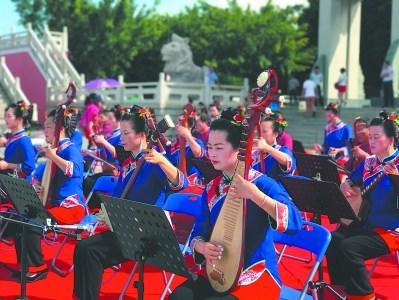 中國僑網(wǎng)湄洲島“十音八樂”隊在天后廣場演出。 歐碧仙 攝
