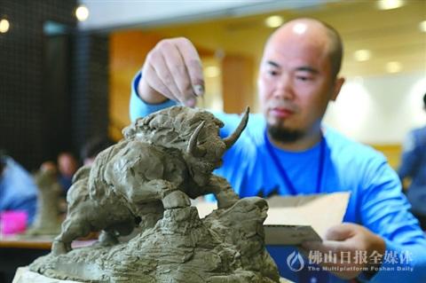 中國僑網(wǎng)陶藝師正在比賽中創(chuàng)作。