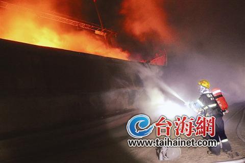 中國(guó)僑網(wǎng)(資料圖:兩艘50米長(zhǎng)漁船 突發(fā)大火)