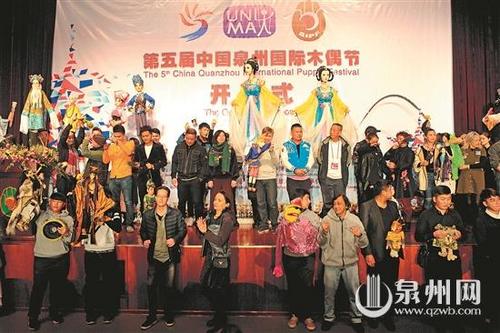 中國僑網(wǎng)參演嘉賓在彩排中展示手中的木偶。