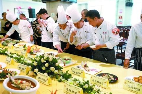 中國僑網(wǎng)廚師們相互品評(píng)候選菜式。佛山日?qǐng)?bào)記者 周春 攝
