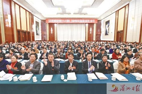 中國僑網圖為市政協七屆二次會議閉幕會上,委員們表決通過各項決議。湄洲日報記者 蔡昊 攝