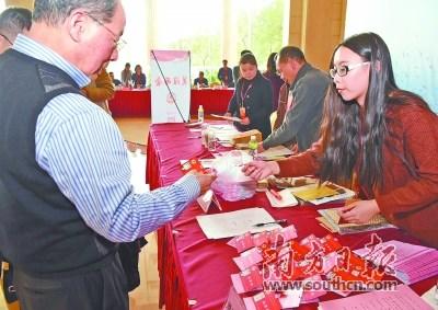中國僑網(wǎng)參會政協(xié)委員于1月15日報(bào)到。楊興樂 攝