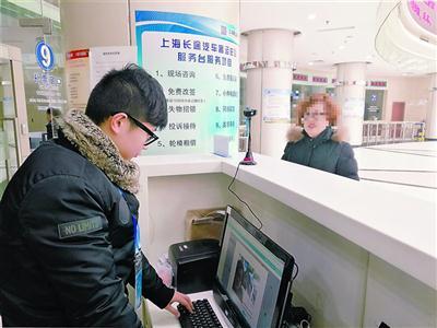 中國僑網長途客運總站一位乘客正在使用人臉識別系統。 張家琳 攝