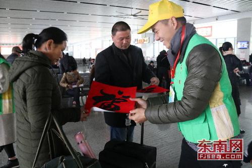 中國僑網志愿者送“福” 施建清/攝