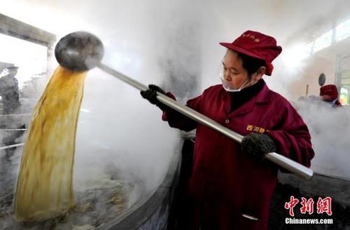 中國(guó)僑網(wǎng)資料圖:村民在加工紅糖。 張斌 攝
