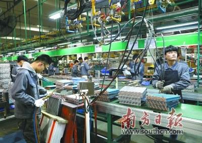 中國僑網(wǎng)廣東海信電子有限公司的生產(chǎn)車間。 南方日報記者 張由瓊 攝