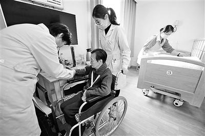 中國僑網(wǎng)老人正在社區(qū)衛(wèi)生服務站接受醫(yī)療護理