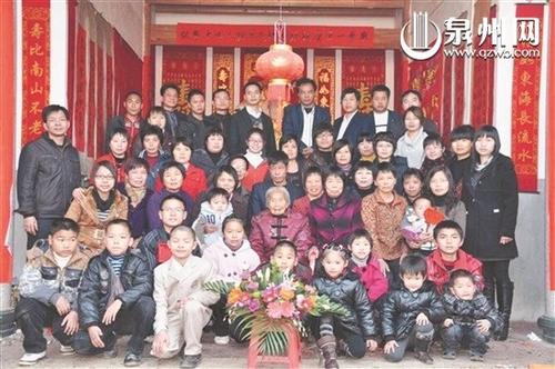 中國僑網(wǎng)胡美論一家人和家族成員合影
