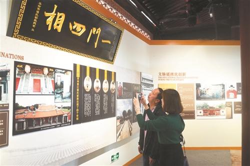 中國僑網(wǎng)泉州教育史話展覽吸引了不少參觀者