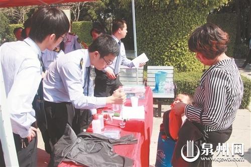 中國僑網(wǎng)工作人員對市民帶來的井水進(jìn)行檢測