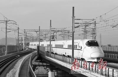 中國(guó)僑網(wǎng)試運(yùn)行列車行駛在江湛鐵路上,時(shí)速達(dá)200km/h。楊興樂 攝