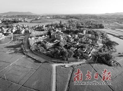 中國僑網(wǎng)開平塘口鎮(zhèn)通過現(xiàn)代化運營模式吸引了越來越多的游客。南方日報記者 肖雄 攝