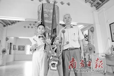 中國僑網(wǎng)潘藝與鹽步老龍禮俗文化傳承人邵鉅熙一起拍攝視頻。