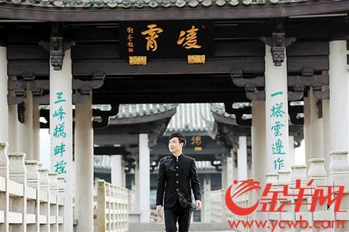 中國(guó)僑網(wǎng)元朝走在潮州廣濟(jì)橋上,他致力于通過(guò)原創(chuàng)音樂推廣家鄉(xiāng)文化。
