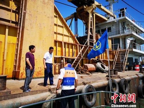 中國僑網圖為寧波海事局執(zhí)法人員開展防臺現(xiàn)場檢查。