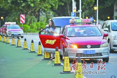 中國僑網(wǎng)滴滴出行暫停深夜服務(wù)后,佛山出租車企業(yè)已進行相關(guān)的調(diào)度調(diào)整,保障夜間出租車運力。 南方日報記者 戴嘉信 攝