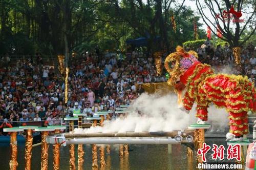 中國僑網(wǎng)水上飛獅是驚險刺激的舞獅體育競賽 陳世江 攝
