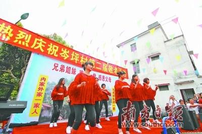 中國僑網(wǎng)清新區(qū)龍頸鎮(zhèn)岑坪村“外嫁女”返鄉(xiāng)自編節(jié)目獻(xiàn)愛老人。賀歡 攝