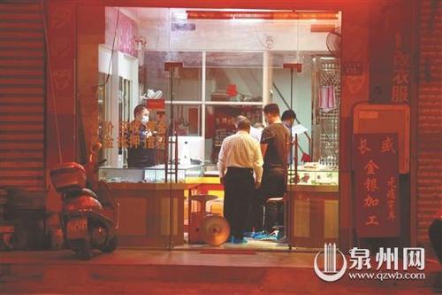 中國僑網(wǎng)警方在店內(nèi)調(diào)查取證。