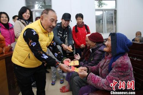中國(guó)僑網(wǎng)馮煥文向104歲的老人送上慰問(wèn)“利是” 劉爍 攝