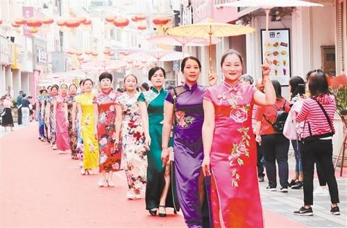 中國(guó)僑網(wǎng)臺(tái)山市文化館旗袍禮儀文化培訓(xùn)班的百名學(xué)員演繹旗袍之美。