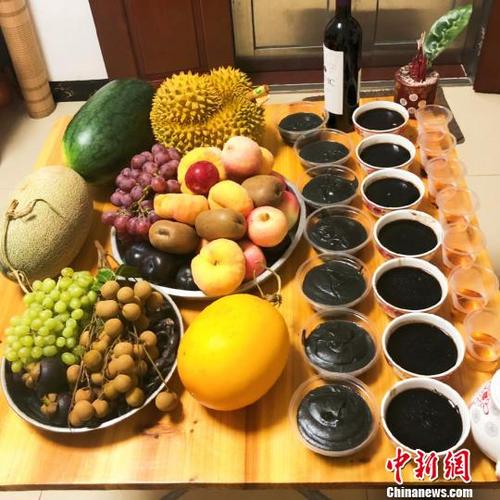 中國(guó)僑網(wǎng)白沙鎮(zhèn)一家庭舉行的慕仙儀式 李曉春 攝