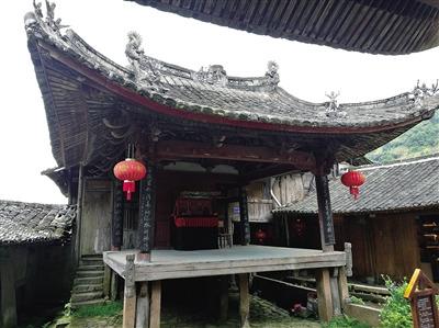 中國(guó)僑網(wǎng)碗窯古戲臺(tái)。 潘虹 攝