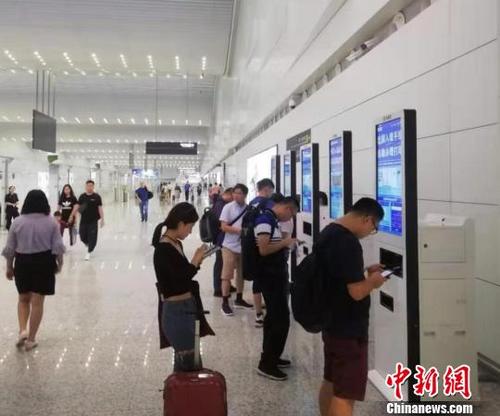 中國僑網(wǎng)白云機(jī)場引入“出國寶” 可快速辦理11國入境手續(xù)。白云機(jī)場供圖