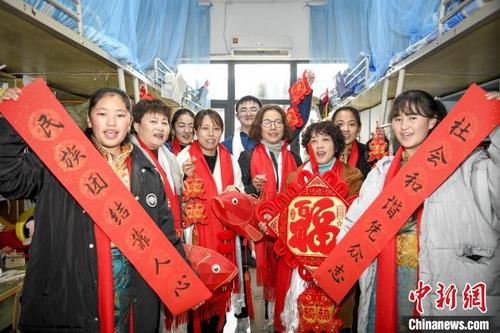 中國僑網(wǎng)與“媽媽”一同過年 沈勇強 攝