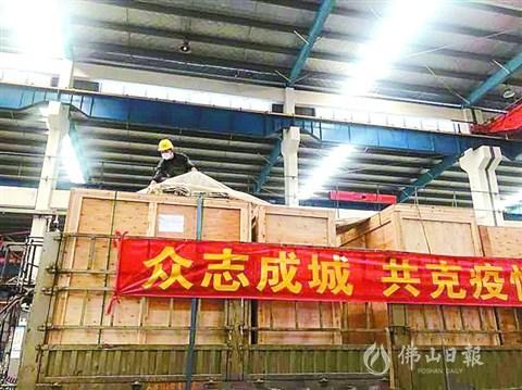 中國(guó)僑網(wǎng)貨車司機(jī)歐翔為貨物蓋上防水塑料布。佛山日?qǐng)?bào)記者岑雪瑩 攝