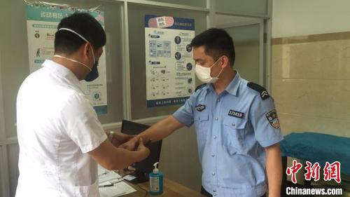 中國僑網被強行送到醫(yī)院接受治療 季晨曦 攝