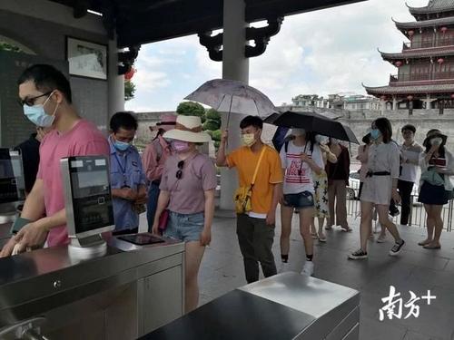中國(guó)僑網(wǎng)廣濟(jì)橋依然是游客到潮州的熱門(mén)選擇。