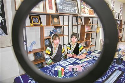 中國僑網(wǎng)手藝人向網(wǎng)友展示織金蠟染的技藝。